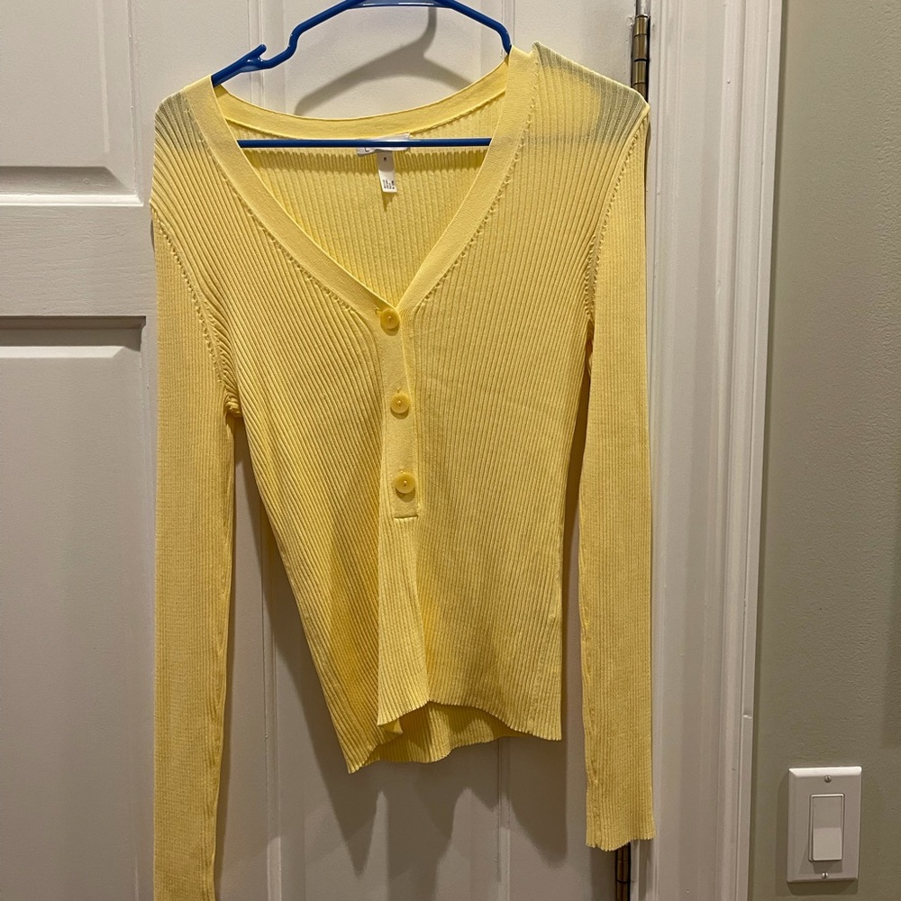 Trendy yellow Leigh top perfect condition.